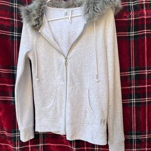 Victoria’s Secret Suoermodel Essentials New York Fashion Show  fur hoodie😻💜💎